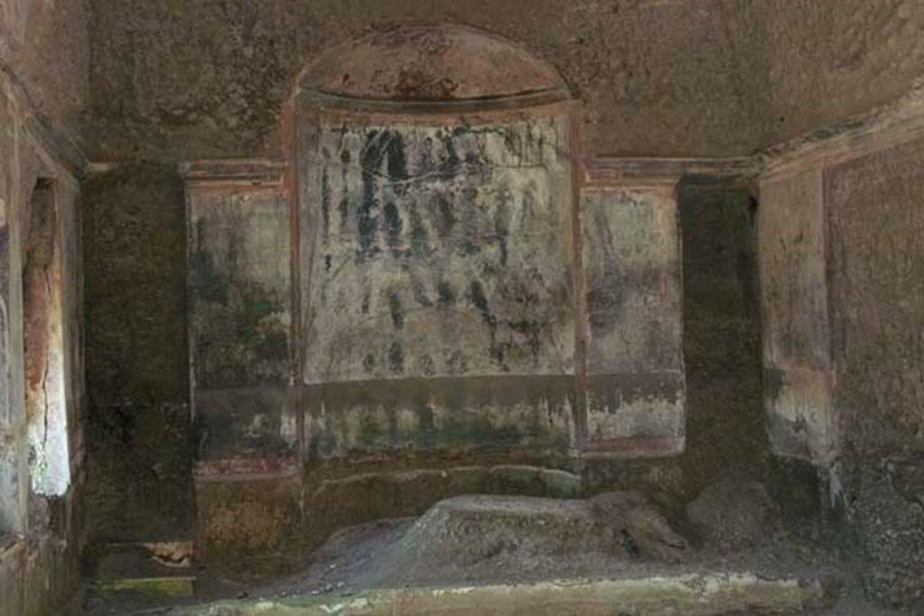 South-western baths, Herculaneum. July 2010. Nymphaeum at north end of pool with narrow doors that led to room 3 and other rooms.
Photo courtesy of Michael Binns.